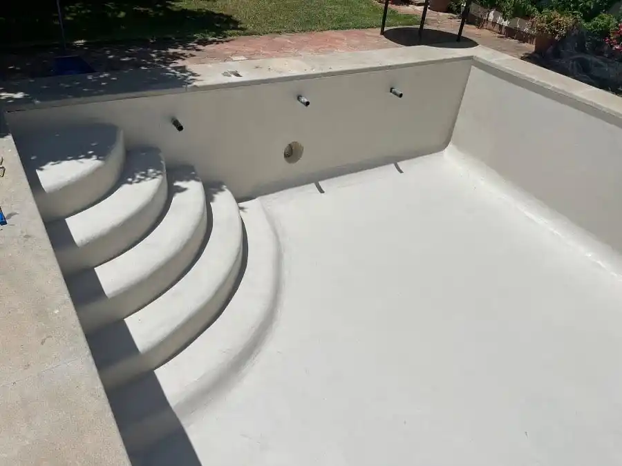 Mantenimiento microcemento piscina en Gijon